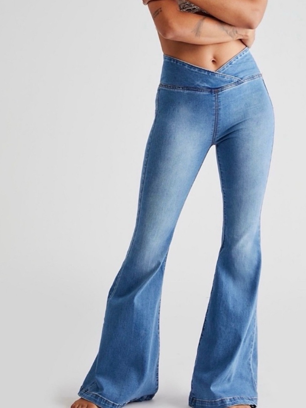 We the Free Venice Beach Flare Jeans in color Echo.
Size 28